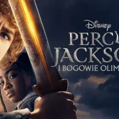 Plakat serialu Percy Jackson i Bogowie Olimpijscy z głównymi bohaterami i złotym mieczem.