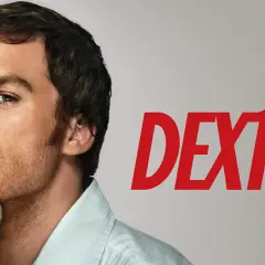 Portret Dextera Morgana, bohatera serialu, który doczekał się 8 sezonów. Czerwony napis DEXTER.