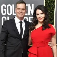 Lauren Graham i Peter Krause na czerwonym dywanie. Choć nie mają wspólnych dzieci, ich relacja jest inspiracją dla wielu.