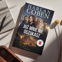 Okładka książki Harlana Cobena "Już mnie nie oszukasz" z postaciami i tajemniczym domem.