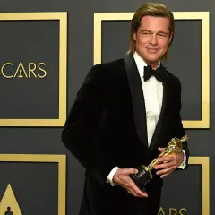 Brad Pitt z Oscarem w ręku, potwierdzając, czy Brad Pitt dostał Oscara.