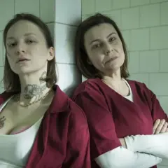 Dwie kobiety w więziennych ubraniach, jedna z tatuażem skorpiona na szyi. Czy to zapowiedź kolejnych odcinków serialu "Skazana"?