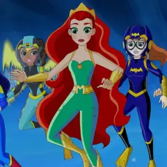 DC Super Hero Girls postacie: Wonder Woman, Aquaman, Batgirl, Supergirl i Bumblebee w akcji pod wodą.