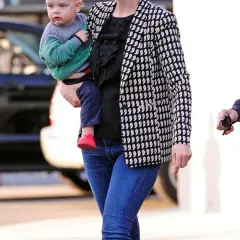 Emily Deschanel z dziećmi, trzymająca synka, w drodze na spacer.