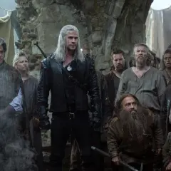 Geralt z Rivii stoi na czele grupy ludzi, krasnoludów i innych istot, czekając na kolejny sezon Wiedźmina.