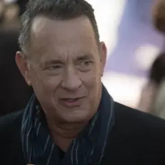 Tom Hanks, znany z wielu filmów, w tym "Forrest Gump" i "Szeregowiec Ryan", na czerwonym dywanie.