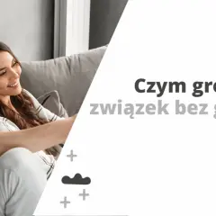 Uśmiechnięta para na kanapie. Tekst: "Czym grozi związek bez granic?". To nie jest ok, gdy brakuje granic.