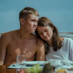 Para młodych na jachcie, czułe chwile jak z serialu "Ruchome piaski".