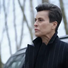 Kobieta w eleganckim płaszczu, z charakterystyczną fryzurą, wygląda na zamyśloną. Czyżby to ona była nieobecna kiedy w TVN?