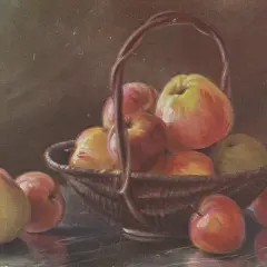 Koszyk pełen jabłek, a niedaleko pada jabłko. Owoce w odcieniach czerwieni i żółci, na ciemnym tle.