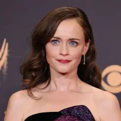 Alexis Bledel z błękitnymi oczami i falowanymi włosami, marząca o swoich dzieciach, na tle Emmy Awards.
