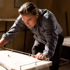 Film Incepcja - pierwsze sceny i ukryte znaczenia początku filmu