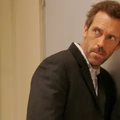 Dr. House, z charakterystycznym spojrzeniem, zastanawia się nad kolejnym przypadkiem. Ile sezonów serialu czeka na widzów?