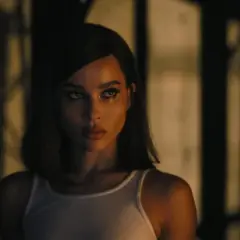 Zoë Kravitz jako Kobieta-Kot w białej podkoszulce, z mocnym makijażem oczu.