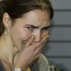 Amanda Knox, z ręką na ustach, wyraża emocje związane ze sprawą.