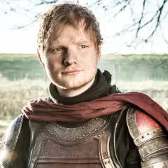 Ed Sheeran w zbroi, jakby z Gry o Tron, pozuje na tle natury.