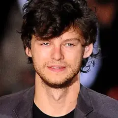 Mateusz Kościukiewicz – niezwykły aktor, który zaskakuje talentem