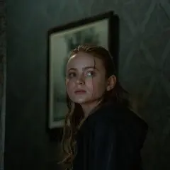Sadie Sink, znana z roli Max w "Stranger Things", gra też w filmach. Spójrz na jej wyraz twarzy, jakby zastanawiała się, w jakich filmach grał Sadie Sink.