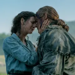 Emocjonalne zbliżenie Claire i Jamiego, gdy nowy sezon Outlander przynosi wzruszające chwile.