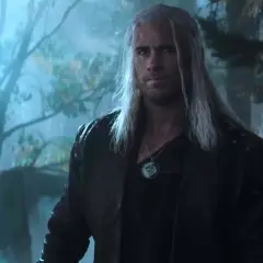 Geralt z Rivii w mglistym lesie, gotowy na nowy sezon Wiedźmina.