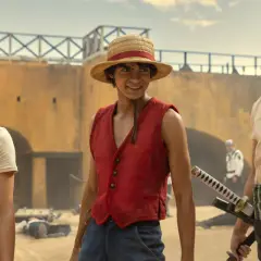 Trójka bohaterów z "One Piece" w żywych strojach, gotowa na przygodę. Ile odcinków czeka na fanów?