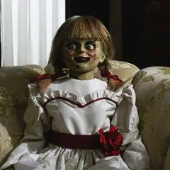 Lalki z horrorów: Psychologia strachu, legendy i ikony grozy