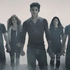 Cała obsada Teen Wolf, w tym Scott, Stiles, Lydia, Derek, Kira i inni, stoi razem, gotowa na kolejne wyzwania.
