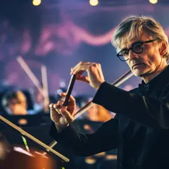 Dying recenzja: Lars Eidinger w roli zaganionego dyrygenta orkiestry w poruszającym i zabawnym niemieckim sagi rodzinnej