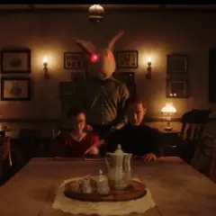 Film W labiryncie: mroczna tajemnica i znaczenie ukryte w zagadkach