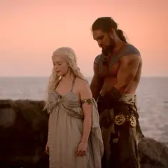Khal Drogo i Daenerys stoją nad morzem o zachodzie słońca.