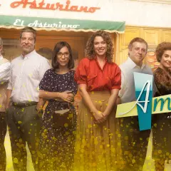 Rodzina z serialu "Amar es para siempre" na tle kawiarni El Asturiano.