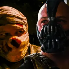 Tom Hardy jako Bane w masce i postać z zabandażowaną twarzą.