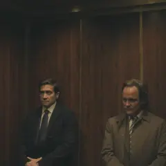 Cztery osoby w windzie, w tym Jake Gyllenhaal, w scenie z serialu "Uznany za niewinnego".