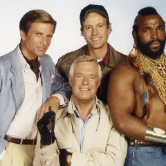 Drużyna A, kultowy serial, prezentuje swoich bohaterów: Templeton "Face" Peck, B.A. Baracus, H.M. "Howling Mad" Murdock i pułkownik John "Hannibal" Smith.