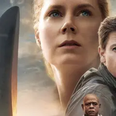 Plakat filmu science fiction z Amy Adams, Jeremym Rennerem, Forestem Whitakerem, helikopterem i obcym obiektem.