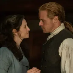 Sam Heughan i jego żona patrzą sobie w oczy, czuły moment między nimi.