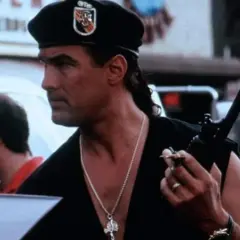 Steven Seagal w beretce i z naszyjnikiem, trzymający krótkofalówkę. W jakich filmach grał Steven Seagal?
