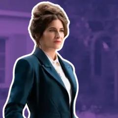 Kobieta w eleganckim kostiumie, z charakterystyczną fryzurą. To zawsze Agatha, gotowa na kolejne wyzwanie.
