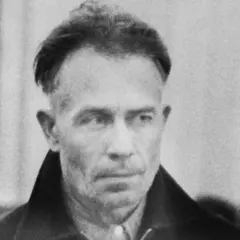 Portret Eda Geina, seryjnego mordercy, którego zbrodnie inspirowały horrory. Jego ofiary stały się częścią jego mrocznego świata.