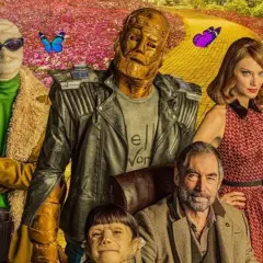 Cała obsada Doom Patrol w barwnym, bajkowym otoczeniu.