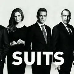 Pięcioro prawników w garniturach i sukienkach, z napisem "SUITS". Zapowiedź spin off serialu.