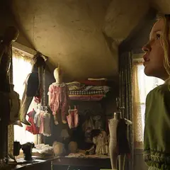 Poznaj przerażającą historię Annabelle: narodziny zła i demoniczne początki lalki