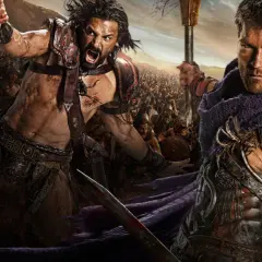 Spartakus serial gdzie obejrzec? Trzech gladiatorów w zbrojach, gotowych do walki na tle armii.