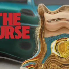 Zniekształcona twarz kobiety na tle napisu "THE CURSE". Jej rysy są nienaturalnie wykrzywione, sugerując grozę serialu.
