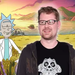 Rick Sanchez z serialu "Rick i Morty" na tle kosmicznego krajobrazu. Obok niego stoi mężczyzna w okularach.