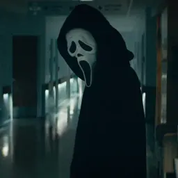 Ghostface w czarnej szacie stoi na szpitalnym korytarzu. Ile jest części krzyku? To pytanie zadaje sobie każdy fan horroru.