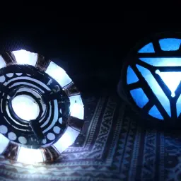 Dwa świecące repliki reaktorów łukowych Iron Mana, idealne do rozpoczęcia przygody z tym, jak oglądać marvela chronologicznie.