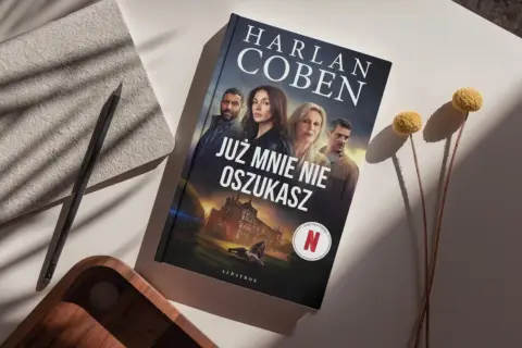 Okładka książki Harlana Cobena "Już mnie nie oszukasz" z postaciami i tajemniczym domem.