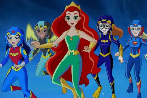 DC Super Hero Girls postacie: Wonder Woman, Aquaman, Batgirl, Supergirl i Bumblebee w akcji pod wodą.