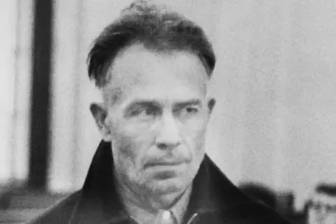 Portret Eda Geina, seryjnego mordercy, którego zbrodnie inspirowały horrory. Jego ofiary stały się częścią jego mrocznego świata.